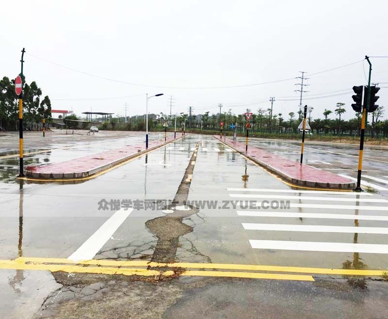 廈門(mén)鑫雙榕駕校雨后訓(xùn)練場(chǎng)地