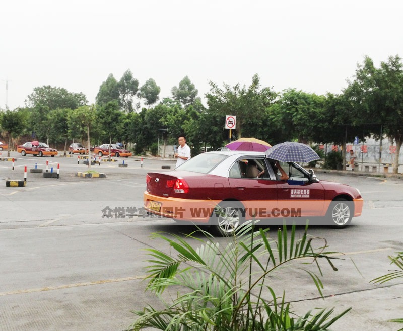 裕安駕校學(xué)車場地一角